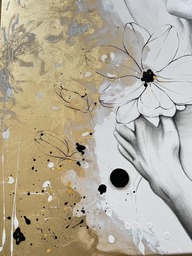 Detailbild Dog Days Blume Brustkorb mit Knospen und Logosiegel schwarz Nadine Elsner