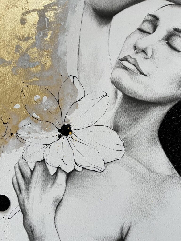 Detail Bild Dog Days Blume vor Brustkorb und Gesicht Nadine Elsner