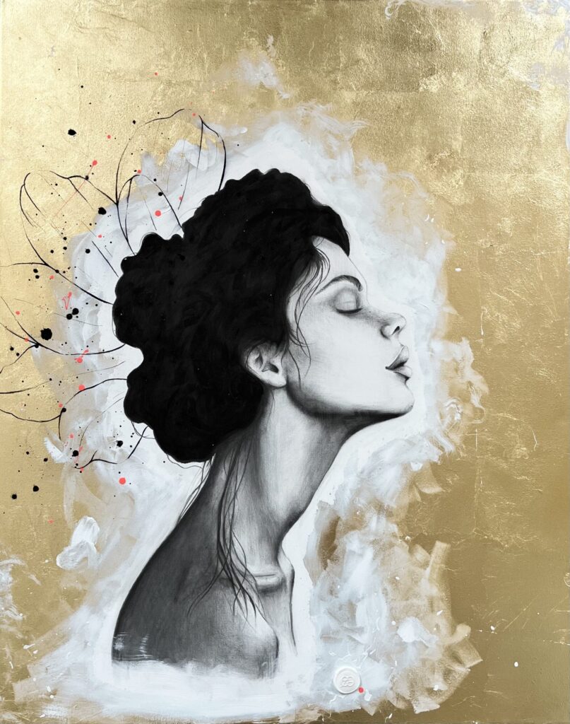 Bild Focus Frau gezeichnet mit großen Blütenblättern an Dutt auf goldenem Hintergrund Nadine Elsner