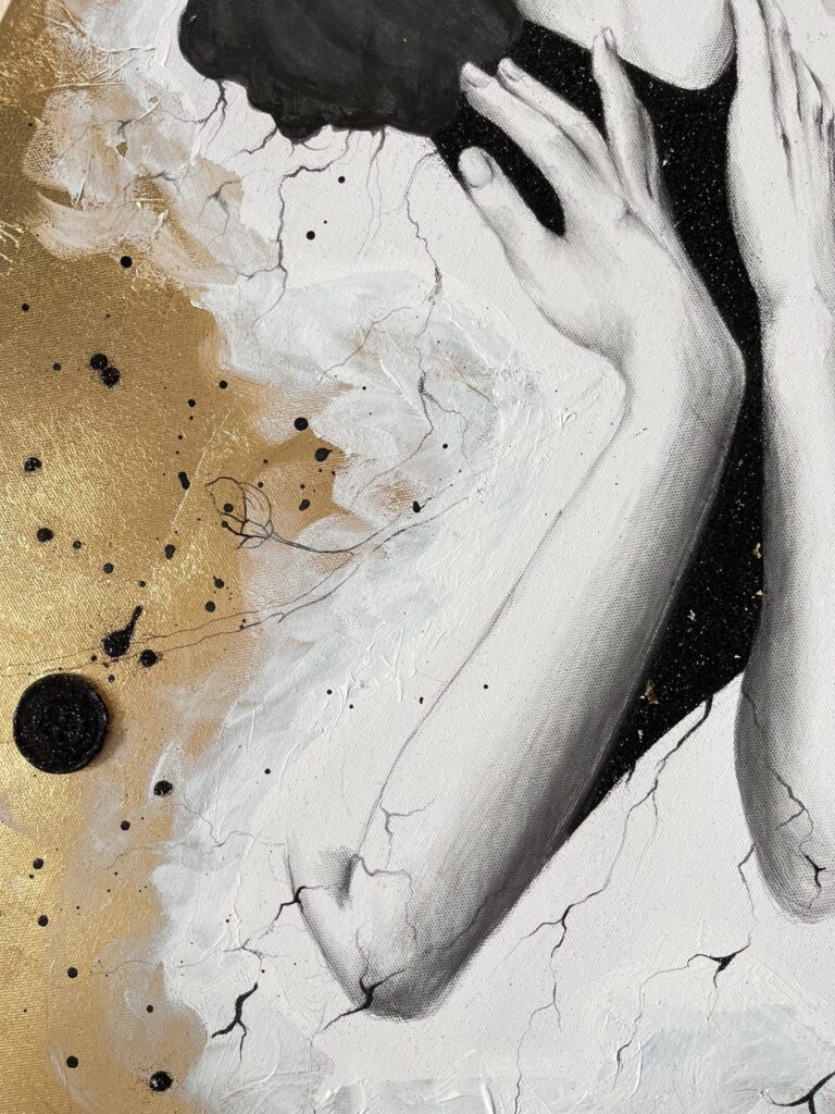 Details Bild starke Wurzeln Nadine Elsner Ellenbogen der Frau mit Logosiegel schwarz auf goldenem Hintergrund