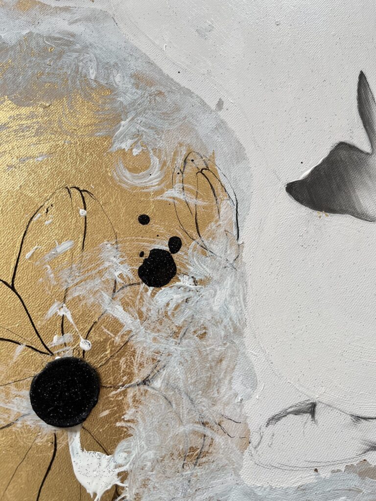 Details Bild Courage Rücken der Frau und Logosiegel schwarz daneben Nadine Elsner