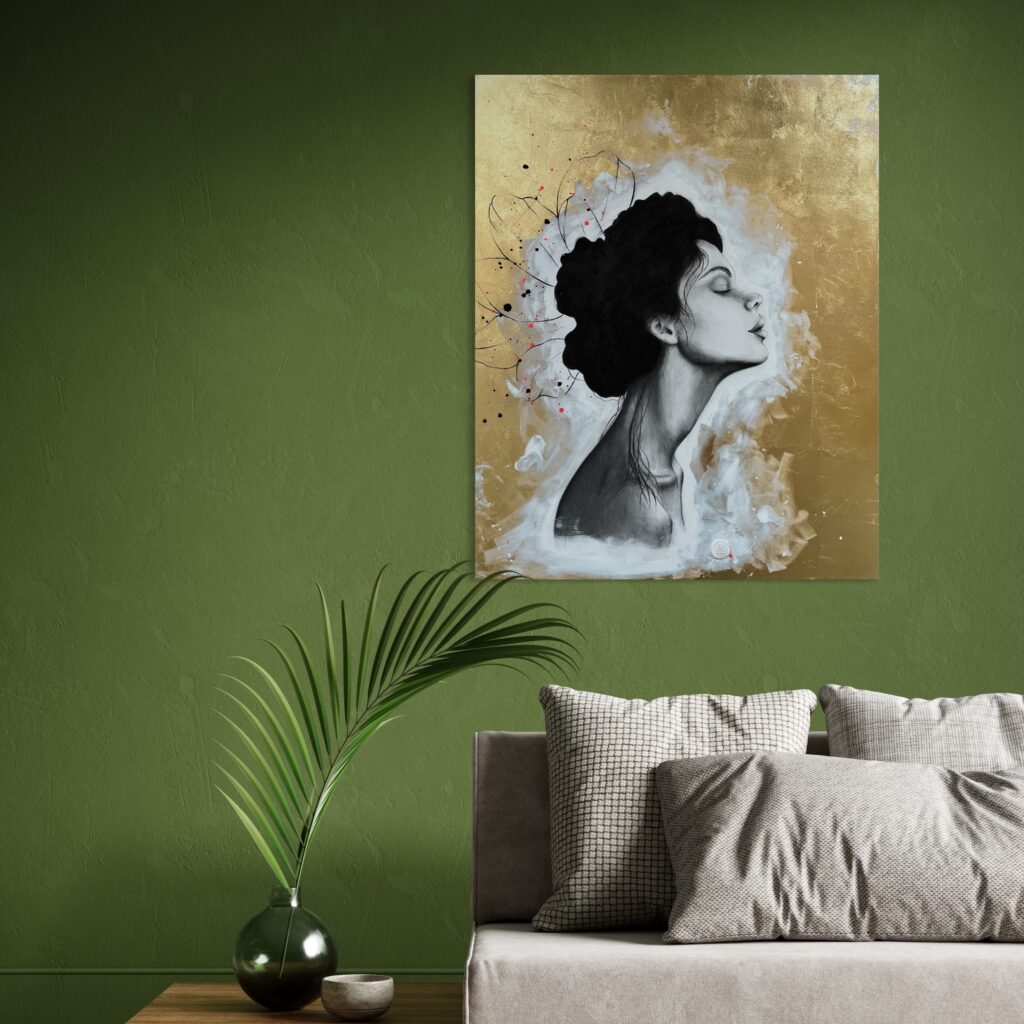 Raumbeispiel Bild Focus an grüner Wand über beiger Couch Nadine Elsner