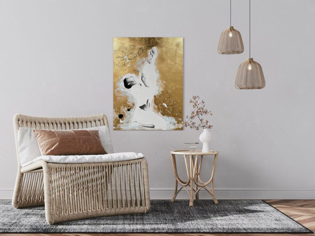 Raumbeispiel Bild Courage in hellem Raum mit Rattanmöbeln Nadine Elsner