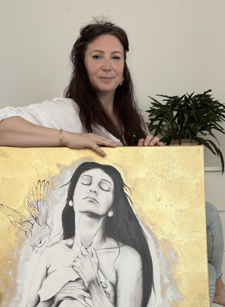 Nadine Elsner stützt auf Bild Homecoming im Atelier